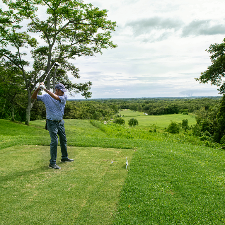 hombre_bateando_golf_altozano
